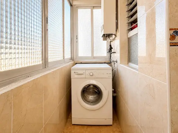 4-bedroom Flat In Alicante, Spain (69 M²)