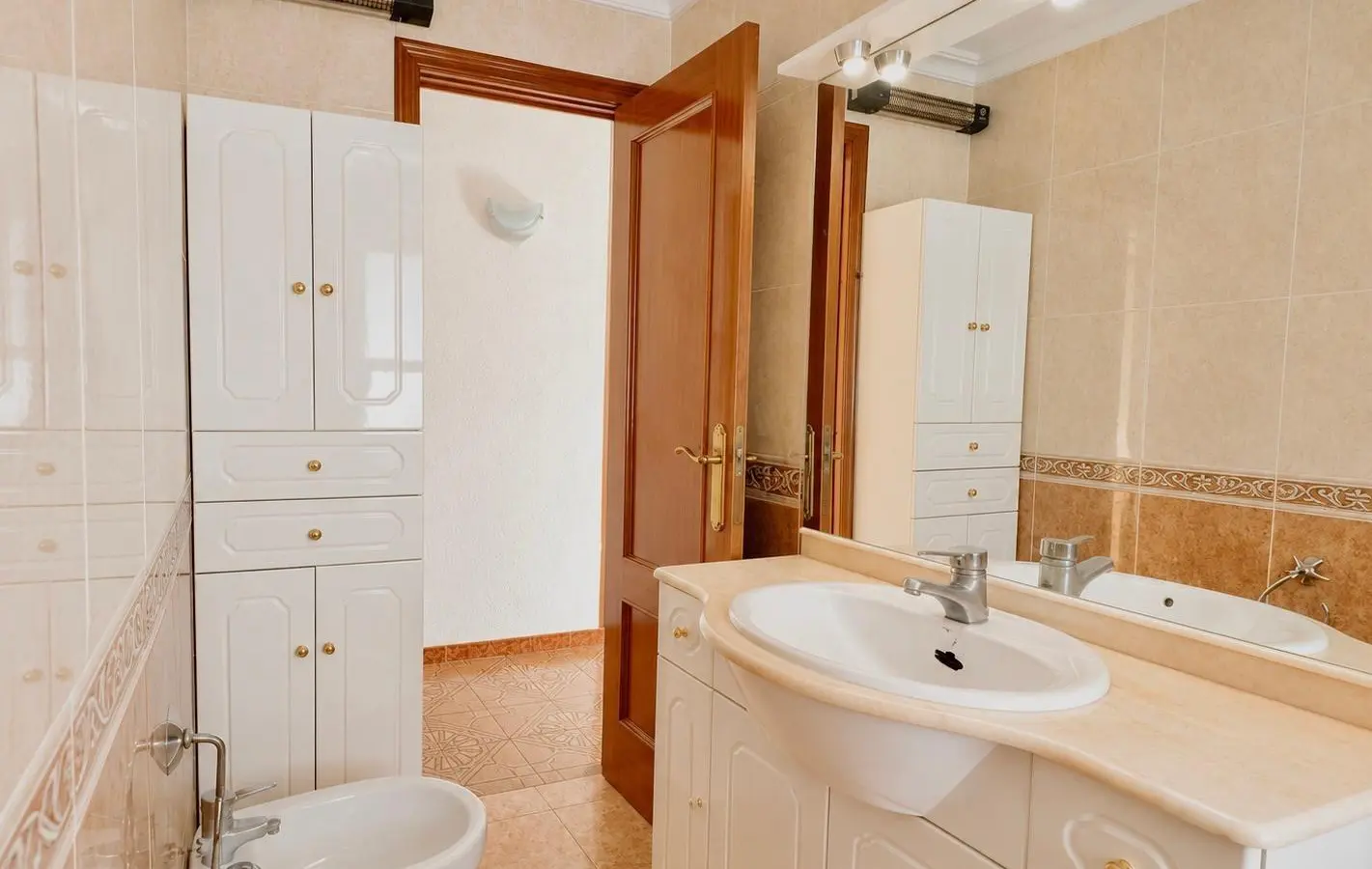 4-bedroom Flat In Alicante, Spain (69 M²)
