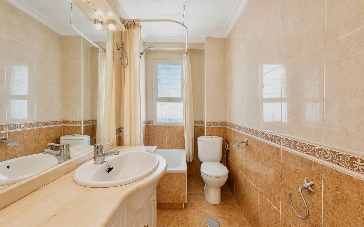 4-bedroom Flat In Alicante, Spain (69 M²)