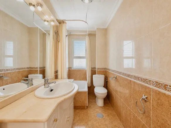 4-bedroom Flat In Alicante, Spain (69 M²)