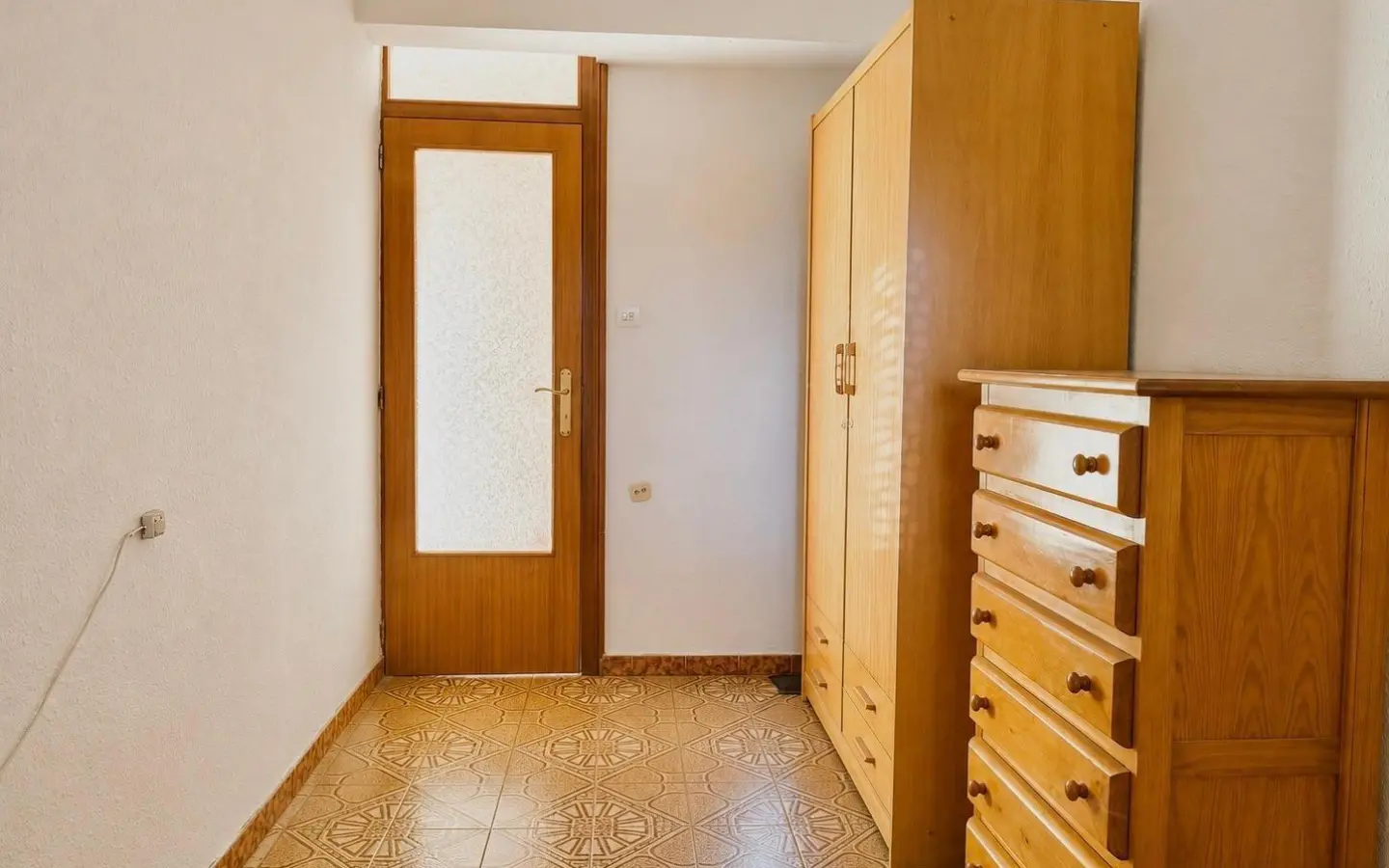 4-bedroom Flat In Alicante, Spain (69 M²)