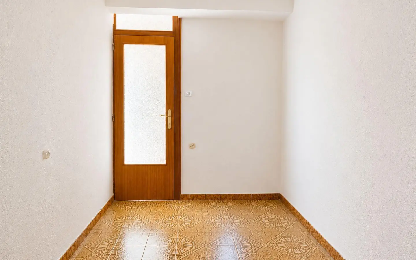 4-bedroom Flat In Alicante, Spain (69 M²)
