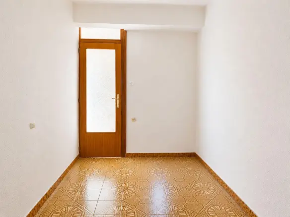 4-bedroom Flat In Alicante, Spain (69 M²)