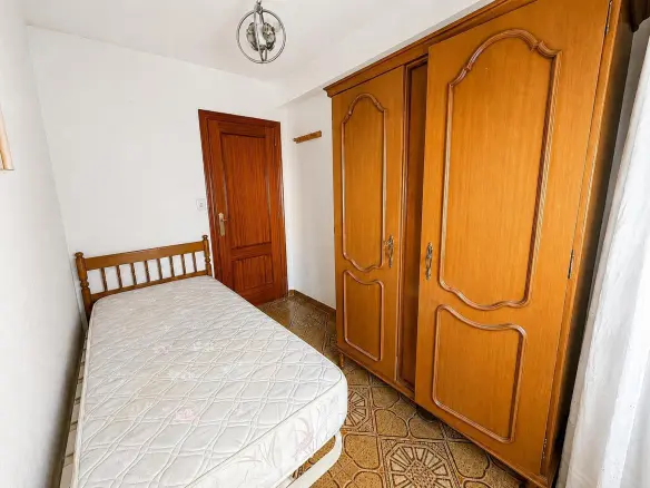4-bedroom Flat In Alicante, Spain (69 M²)