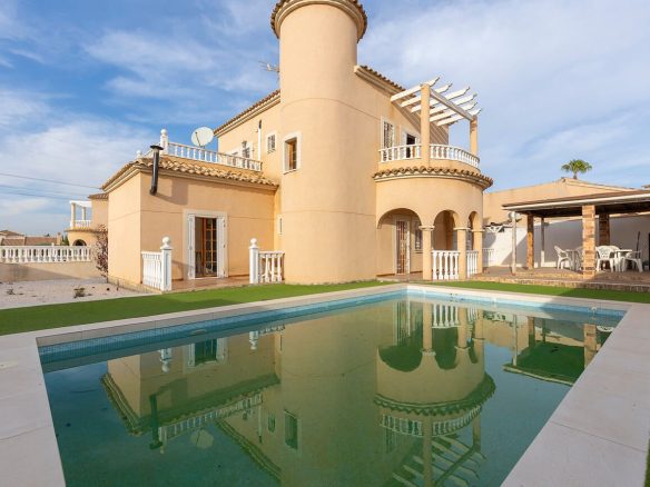 Villa Of 0 M² With Mediter Real Estate In Almoradi, Spain