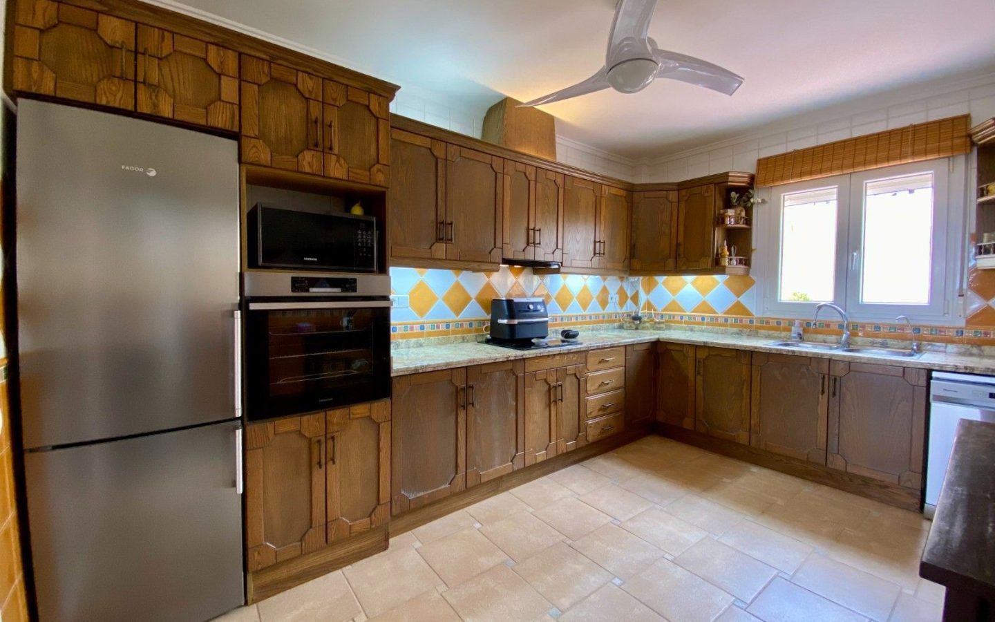 Villa Of 274 M² With Mediter Real Estate Services In Algorfa, Spain