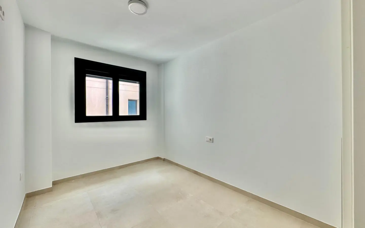 Apartment Of 120 M² In Alicante, Spain
