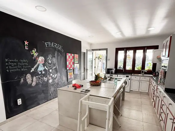 6-bedroom Villa In Inca, Spain (450 M²)
