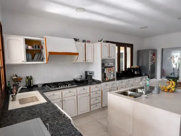 6-bedroom Villa In Inca, Spain (450 M²)