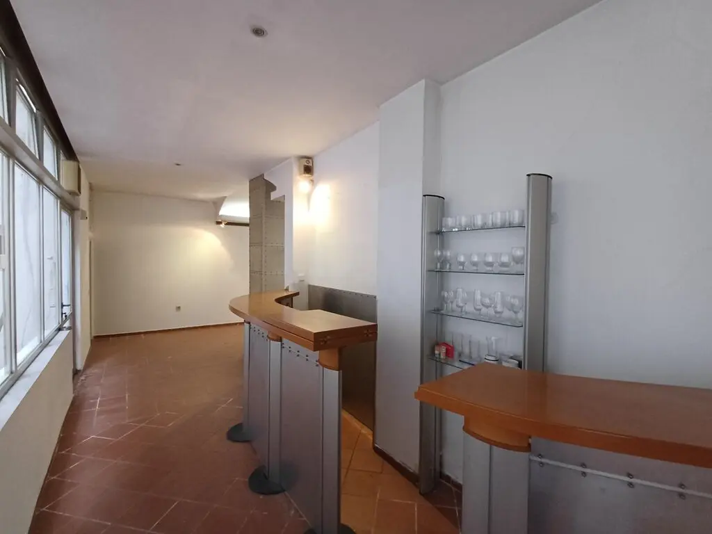 Commercial Property Of 193 M² In Thessaloniki