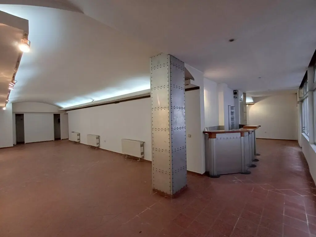 Commercial Property Of 193 M² In Thessaloniki