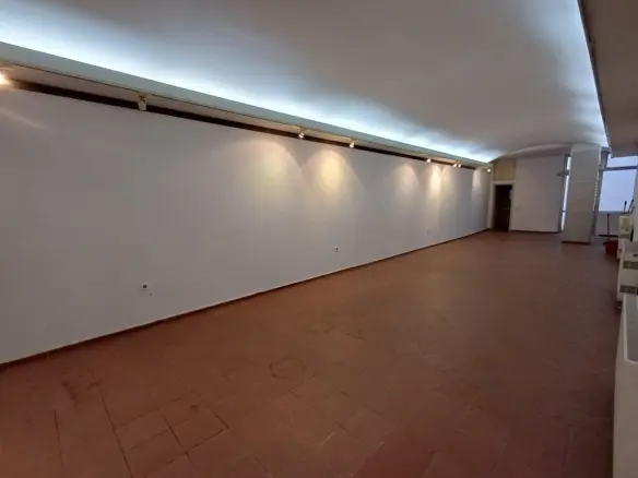 Commercial Property Of 193 M² In Thessaloniki