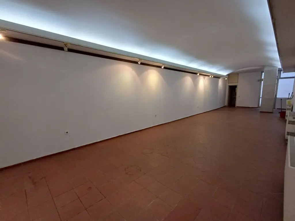 Commercial Property Of 193 M² In Thessaloniki