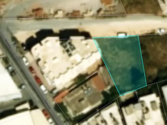 Land Of 410 M² In Crete