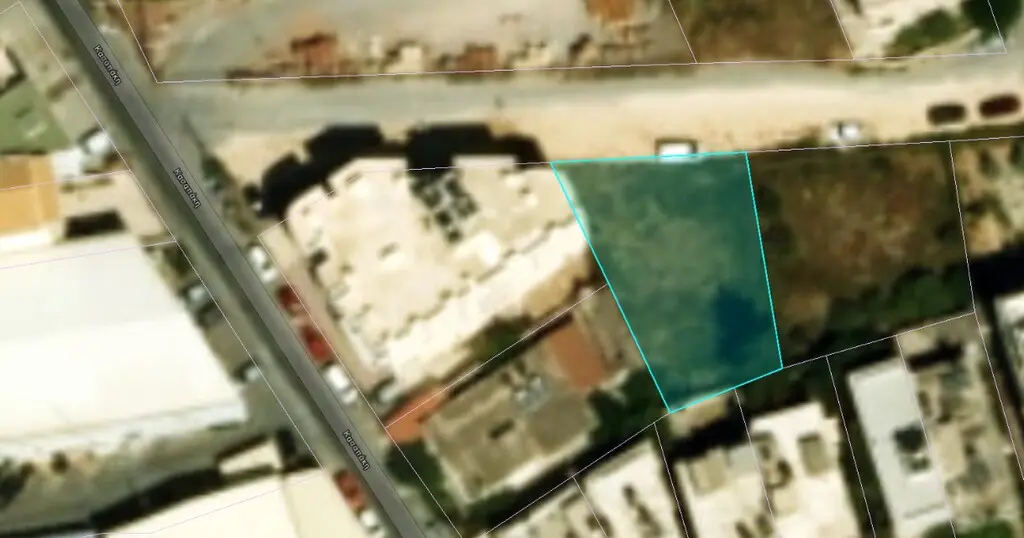 Land Of 410 M² In Crete