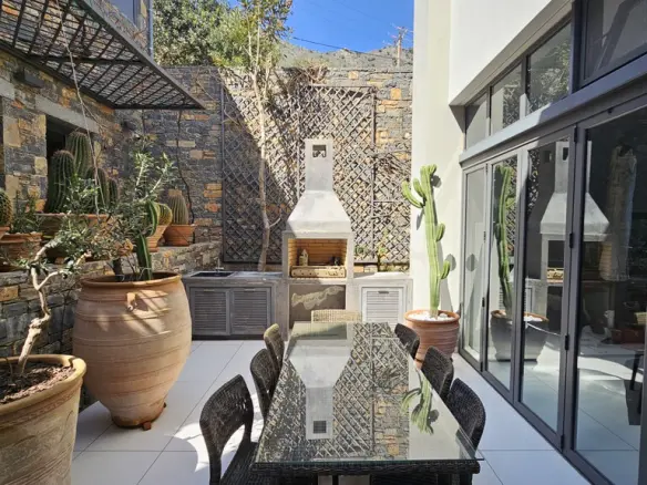 Villa Of 650 M² In Crete