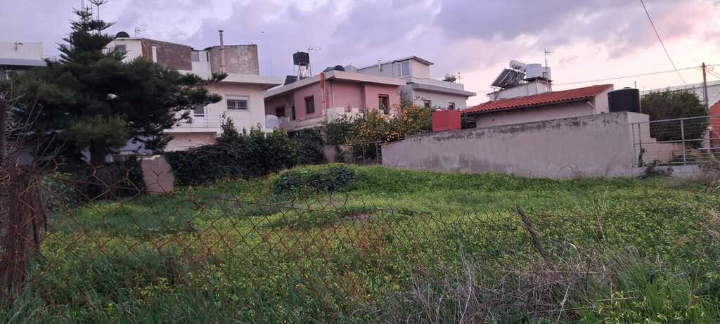 Land Of 410 M² In Crete