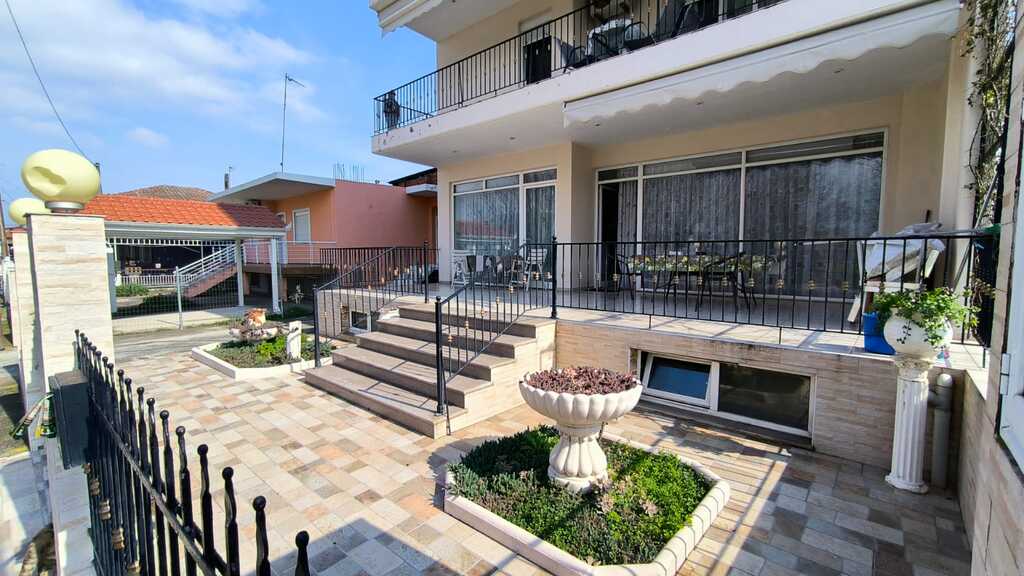 Detached House Of 600 M² On The Olympic Coast