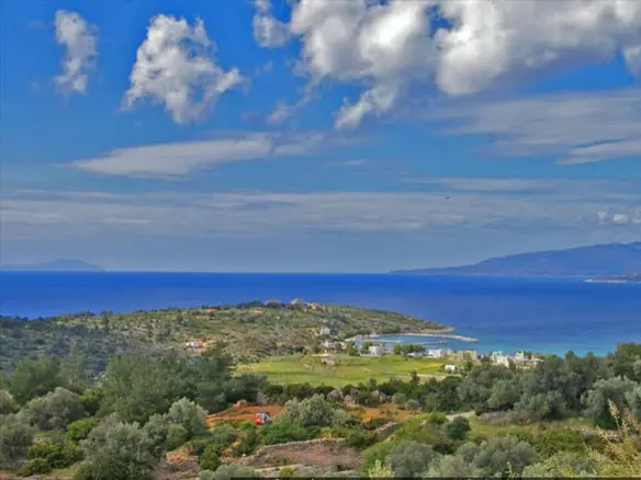 Land Of 13500 M² In Islands