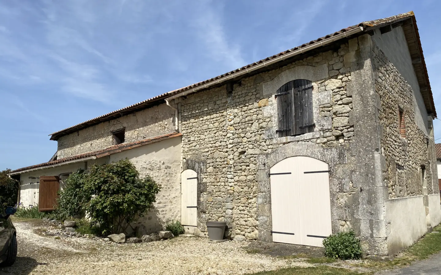 Cottage Of 96 M² With Development Potential In Brossac Area