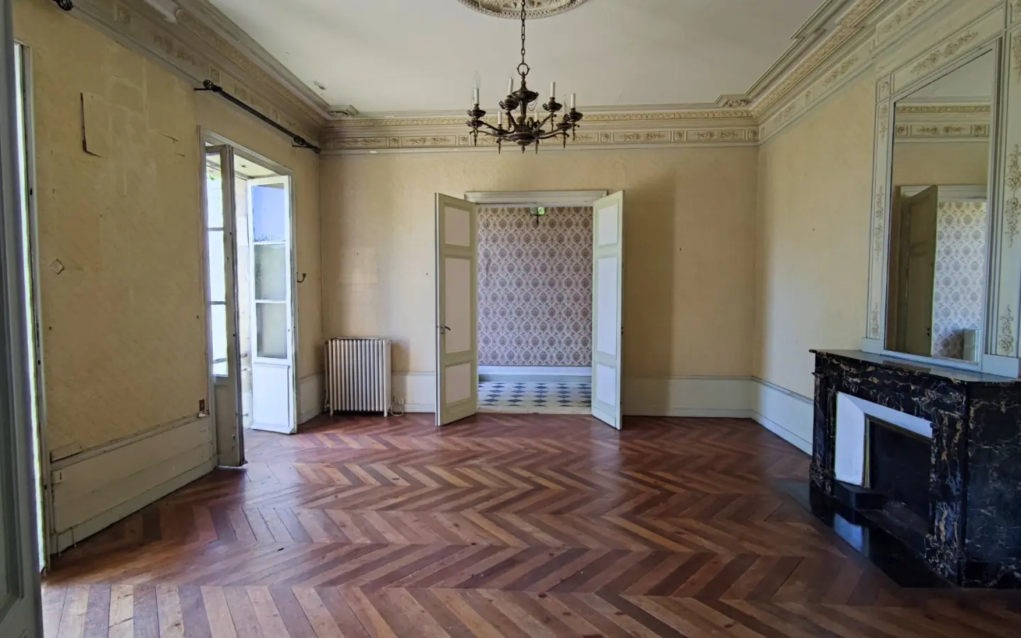 Maison De Maitre Of 7 Bedrooms With Garden, Garage, And River View In Saintes