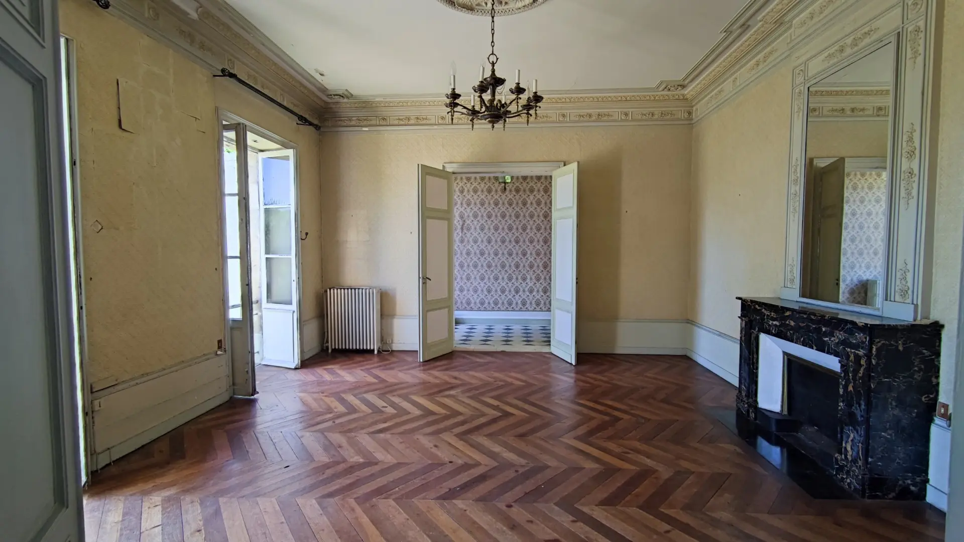 Maison De Maitre Of 7 Bedrooms With Garden, Garage, And River View In Saintes