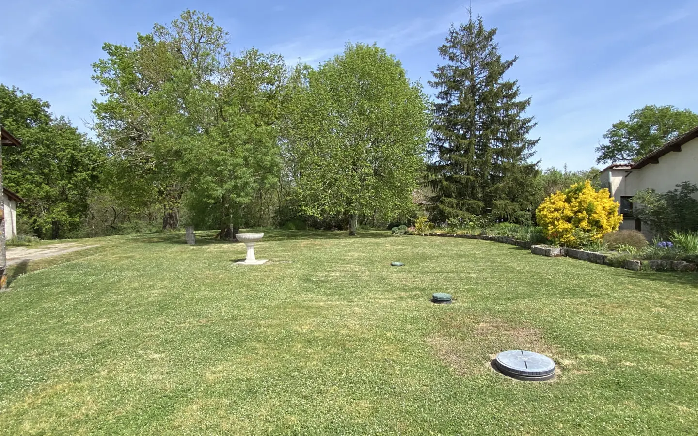 Cottage Of 96 M² With Development Potential In Brossac Area