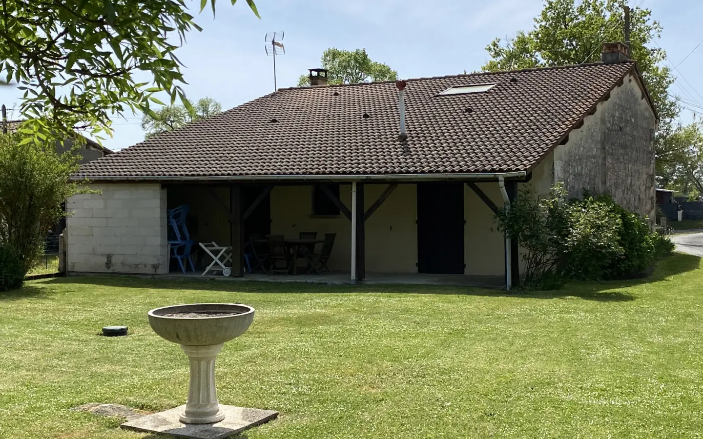 Cottage Of 96 M² With Development Potential In Brossac Area