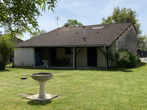 Cottage Of 96 M² With Development Potential In Brossac Area