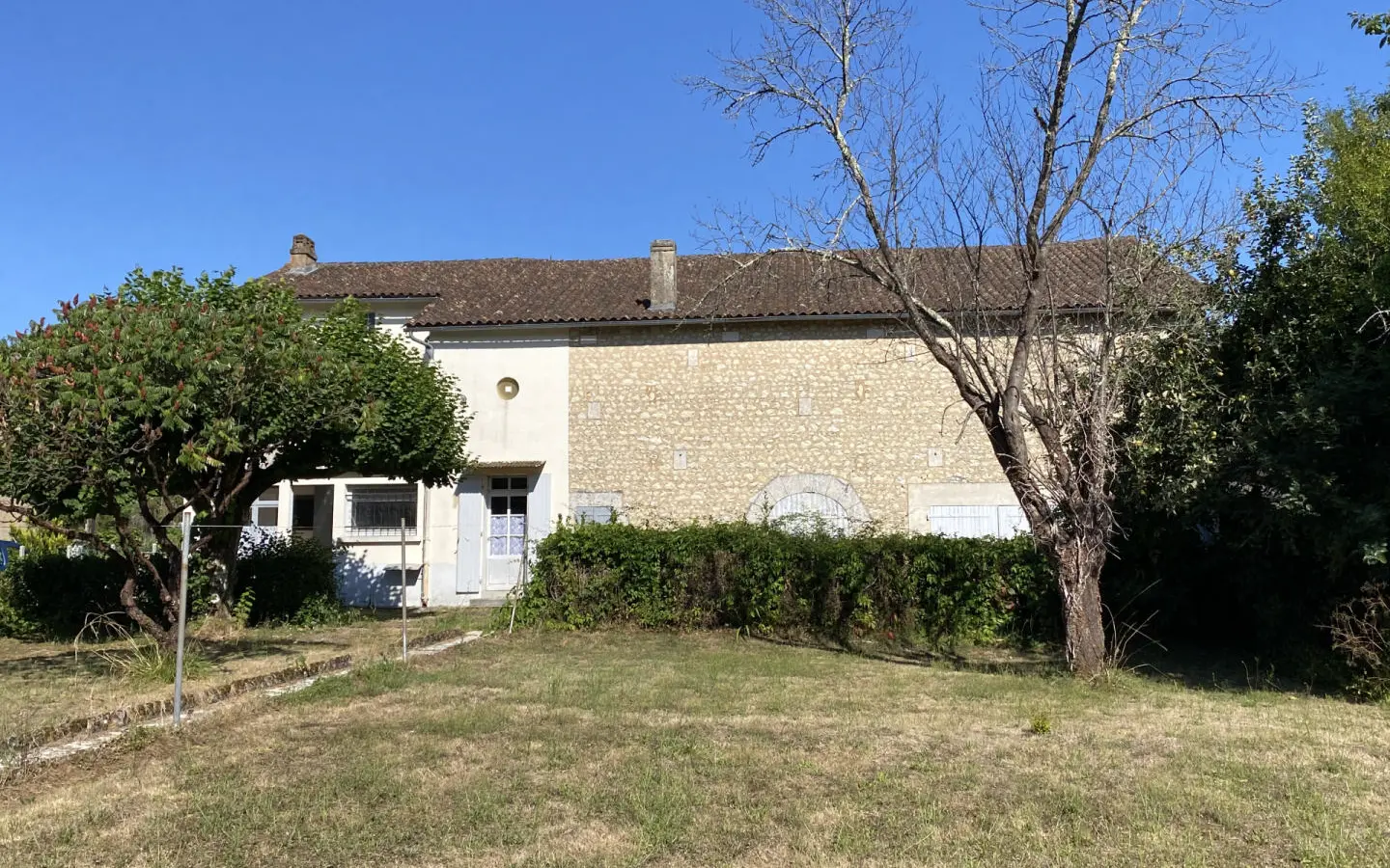 Townhouse Of 120 M² With Garden In Chalais, South Charente