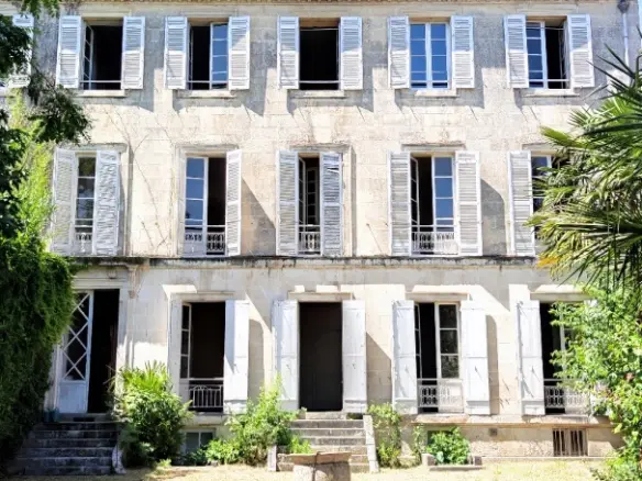 Maison De Maitre Of 7 Bedrooms With Garden, Garage, And River View In Saintes