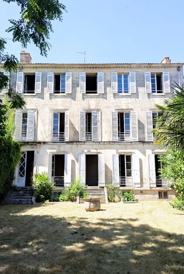 Maison De Maitre Of 7 Bedrooms With Garden, Garage, And River View In Saintes
