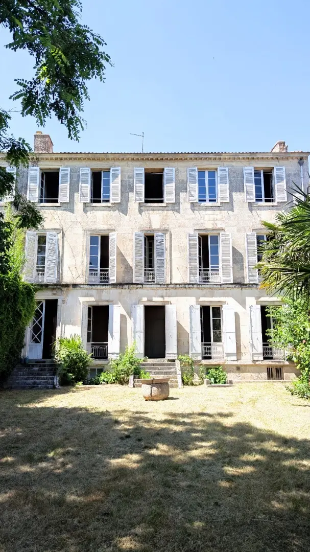 Maison De Maitre Of 7 Bedrooms With Garden, Garage, And River View In Saintes