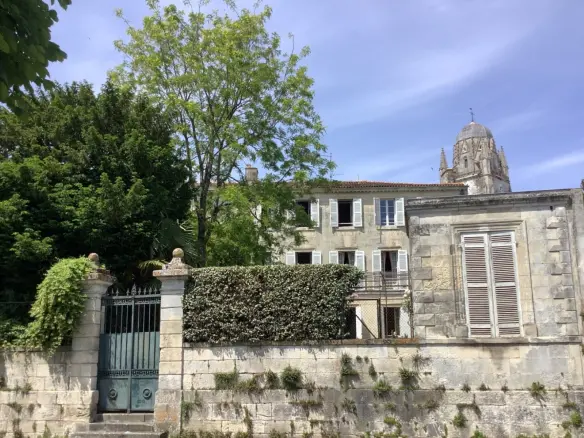 Maison De Maitre Of 7 Bedrooms With Garden, Garage, And River View In Saintes