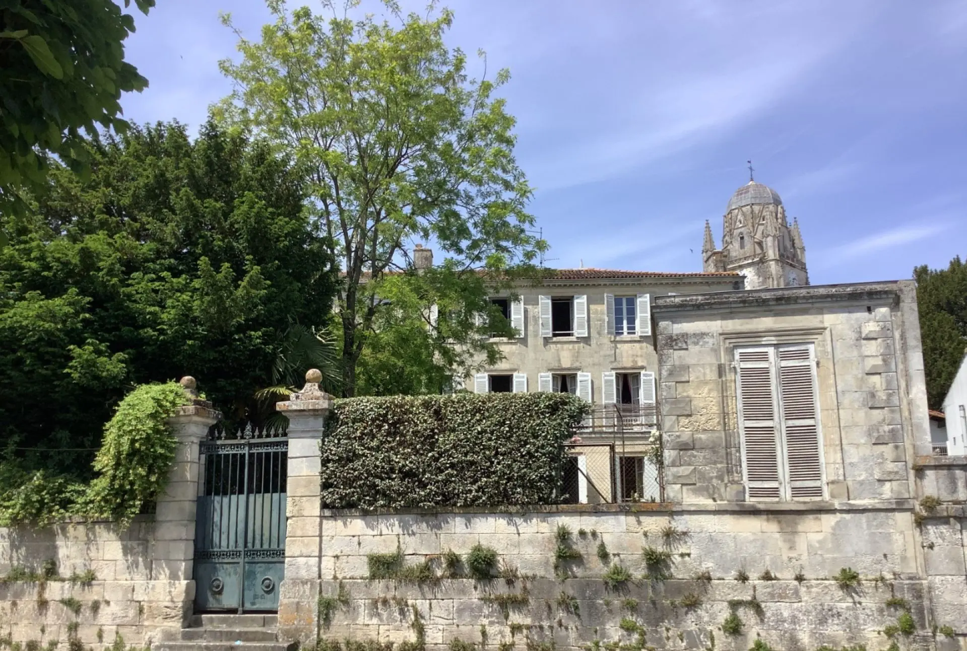 Maison De Maitre Of 7 Bedrooms With Garden, Garage, And River View In Saintes
