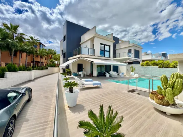 Villa Of 252 M² In San Miguel De Salinas