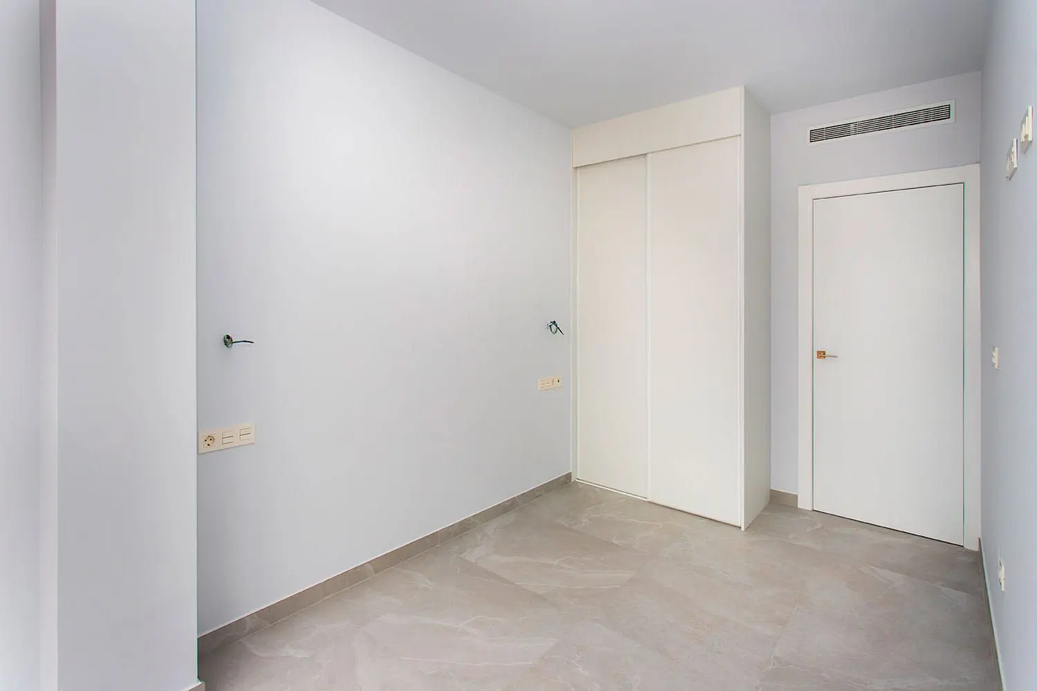 Apartment Of 88 M² With Sea Views In Torrevieja