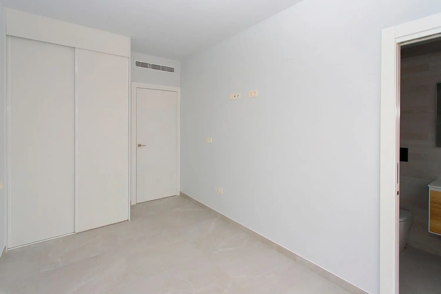 Apartment Of 88 M² With Sea Views In Torrevieja