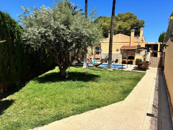 4-bedroom Villa In Torrevieja, Spain (257 M²)