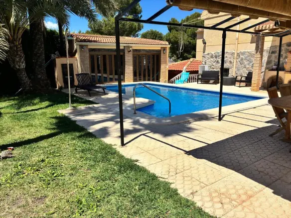 4-bedroom Villa In Torrevieja, Spain (257 M²)