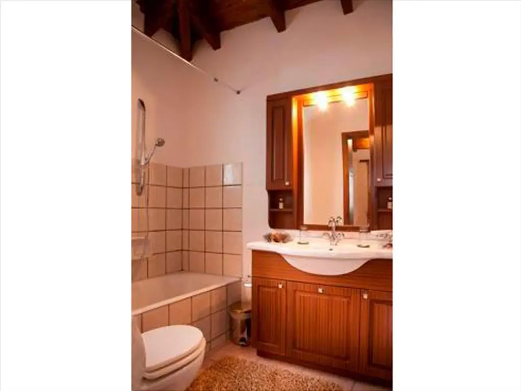 Villa Of 235 M² In Central Greece