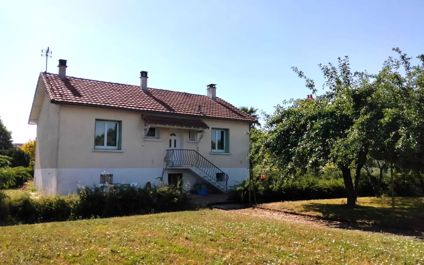 Village House Of 84 M² With Gardens, Garage, Outbuildings, 3 Bedrooms, 2 Bathrooms In Mauprevoir