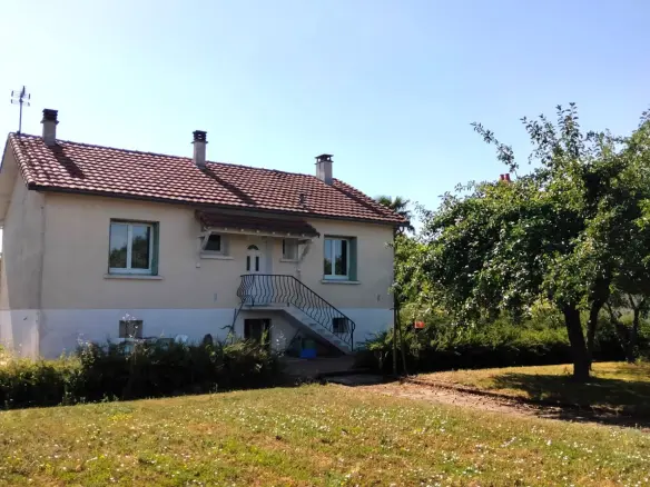 Village House Of 84 M² With Gardens, Garage, Outbuildings, 3 Bedrooms, 2 Bathrooms In Mauprevoir