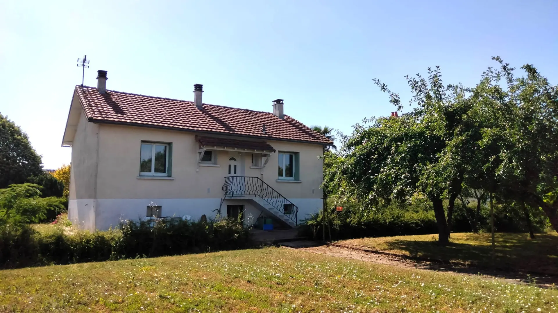 Village House Of 0 M² With Gardens, Garage, Outbuildings, 3 Bedrooms, 2 Bathrooms In Mauprevoir