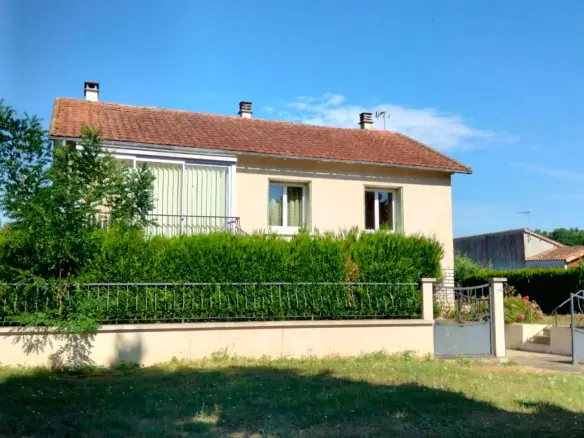 Village House Of 0 M² With Gardens, Garage, Outbuildings, 3 Bedrooms, 2 Bathrooms In Mauprevoir