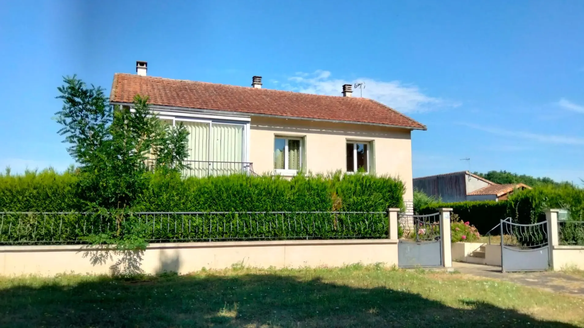 Village House Of 0 M² With Gardens, Garage, Outbuildings, 3 Bedrooms, 2 Bathrooms In Mauprevoir