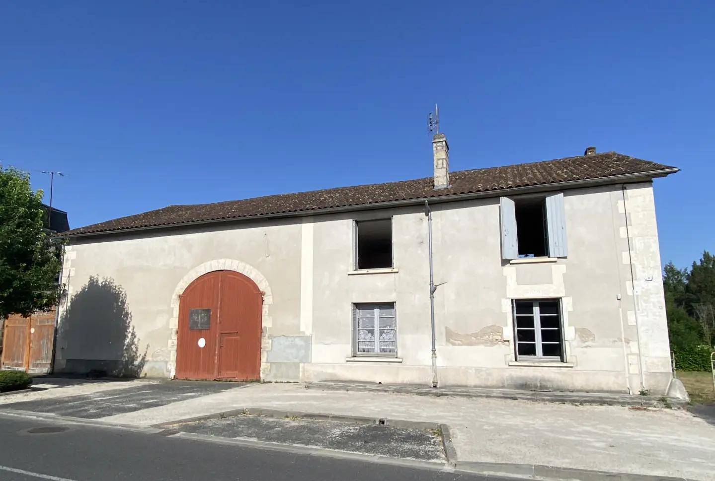 Townhouse Of 120 M² With Garden In Chalais, South Charente