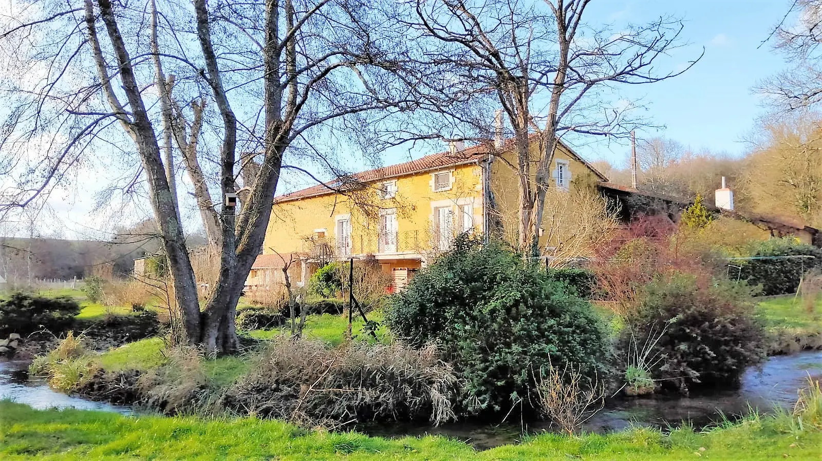 Watermill Of 80000 M² With Stream, Lake, Waterfall, Woodland, Guest House In Charente