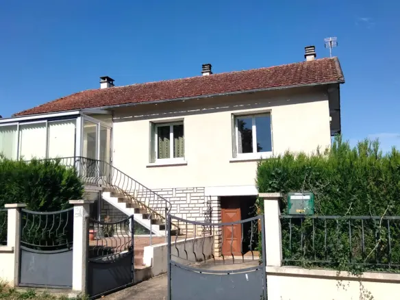 Village House Of 84 M² With Gardens, Garage, Outbuildings, 3 Bedrooms, 2 Bathrooms In Mauprevoir