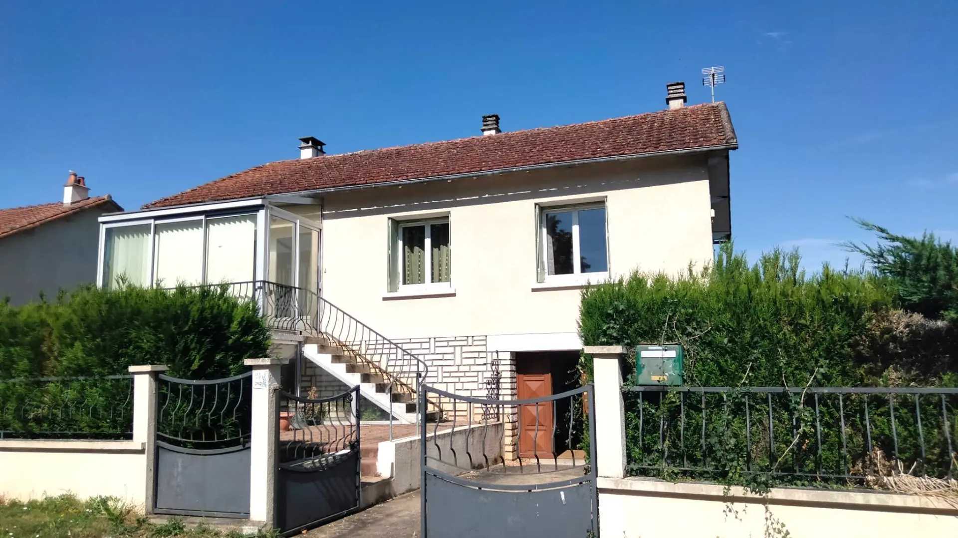 Village House Of 0 M² With Gardens, Garage, Outbuildings, 3 Bedrooms, 2 Bathrooms In Mauprevoir